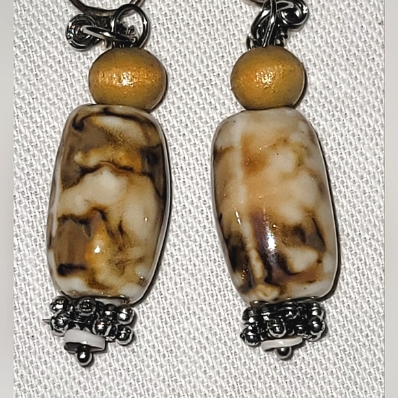 Neutral color two stretch bracelets and earrings. - Picture 5 of 12